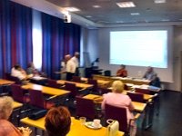 Standaarienjako  Taisto Väyrynen on ottanut vastaan Raija Väyrysen standaarin.